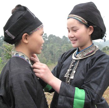 Традиционная одежда народности Нунг - ảnh 2